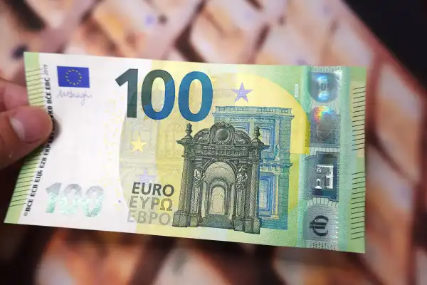 Курс валют 24 квітня: вартість євро та долара