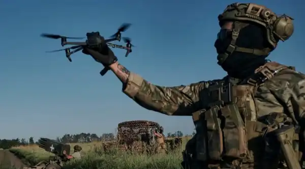 Українські безпілотники досягли Уралу: росіяни повідомляють про вибухи та димові “гриби” в повітрі