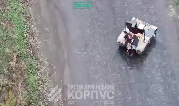 “Сідай, бабусю!” Українські воїни визволили стареньку за допомогою дрона