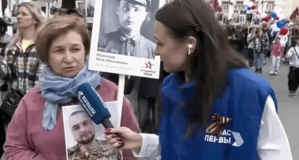 На параді в Росії прихильницю Путіна сповістили про загибель її…