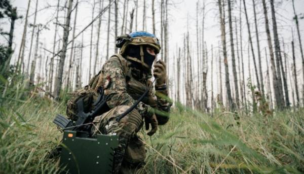 Воїни “Люті” ліквідували російський прапор, закинутий окупантами з безпілотника в Костянтинівці.