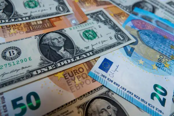 Напередодні вікенду гривня зміцніла: актуальні котирування долара та євро