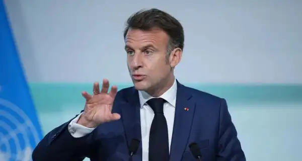 Макрон стверджує, що Трамп був готовий віддати Україну Путіну на території Аляски.