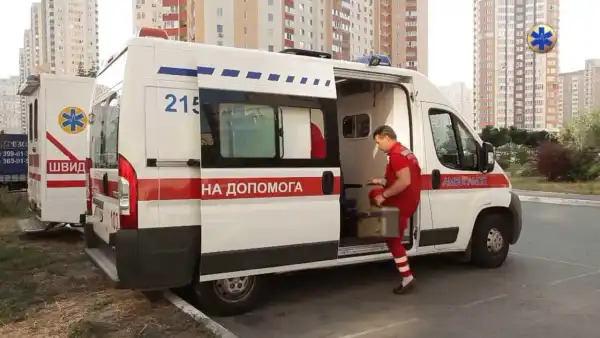 У Києві тяжко поранений чоловік викликав швидку, але диспетчер порадила почекати відбою тривоги