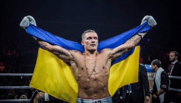 Олександр Усик відмовляється від усіх своїх титулів чемпіона