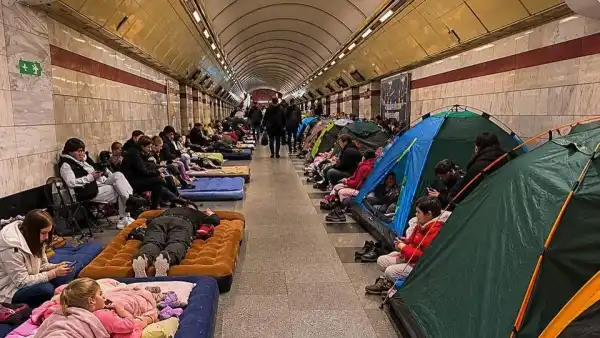 Правила перебування в метро під час повітряних тривог: чи дозволяється встановлювати намети
