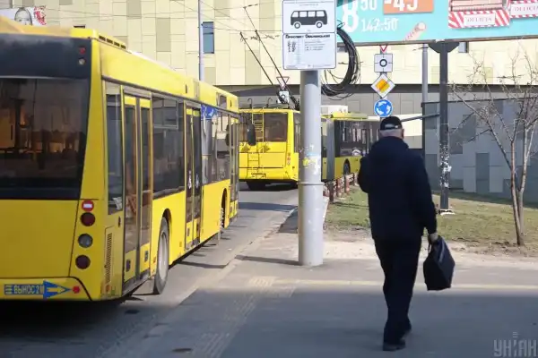 Пільги для пенсіонерів у громадському транспорті: коли доведеться платити за…