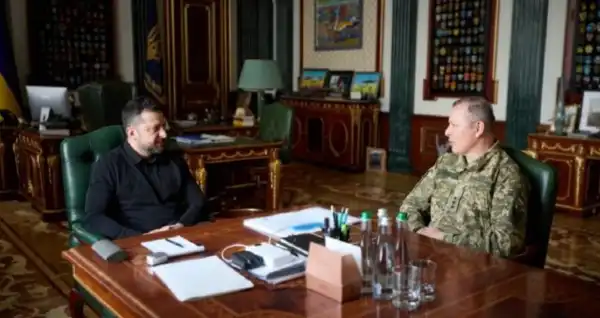 Обговорення потреб передової та бойового духу військових Президентом України Володимиром Зеленським з командиром полку БПЛА Олегом Ляшком.