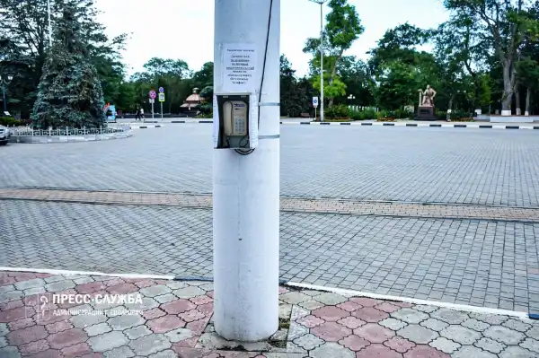На вулицях Криму встановлено стаціонарні телефонні апарати.