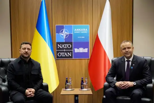 Понад годину тривали переговори на саміті НАТО: Зеленський та Навроцький домовилися про подальший діалог
