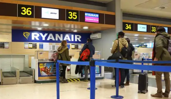 Ryanair не буде чекати: Авіакомпанія відмовилася від затримки рейсів через пасажирів, які застрягли в чергах системи EES