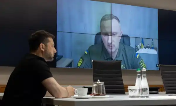 Зеленський зустрівся з командирами шести корпусів для обговорення ситуації на найскладніших ділянках фронту.