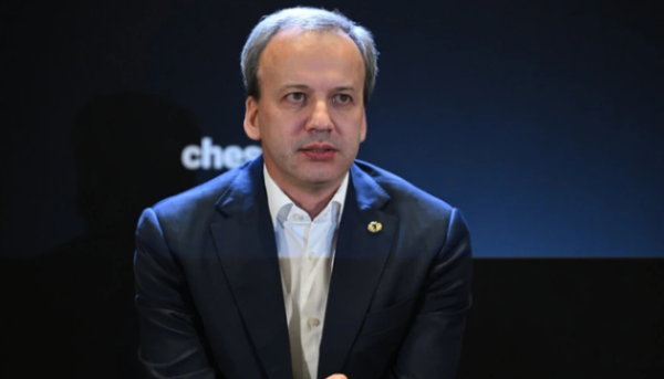 Дворкович, росіянин, залишає посаду голови Міжнародної шахової федерації через тиск з боку Європейського Союзу.