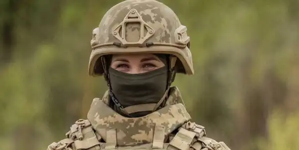 Перші 2000 індивідуальних захисних засобів, пристосованих до жіночої статури, були передані Міністерством оборони Збройним силам.