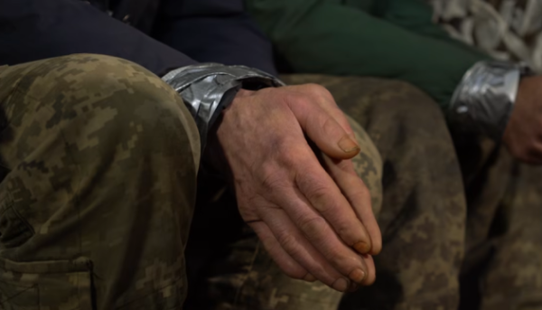 Українські морські піхотинці захопили двох російських військових, яким було доручено розгорнути прапор РФ біля стели на Донеччині.