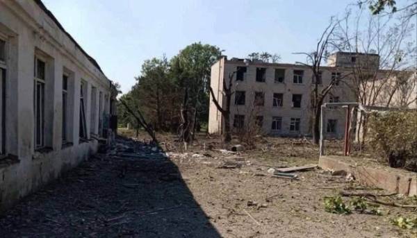 Російські війська скинули на село під Херсоном авіаційні бомби, пошкодивши об’єкти соціальної інфраструктури.