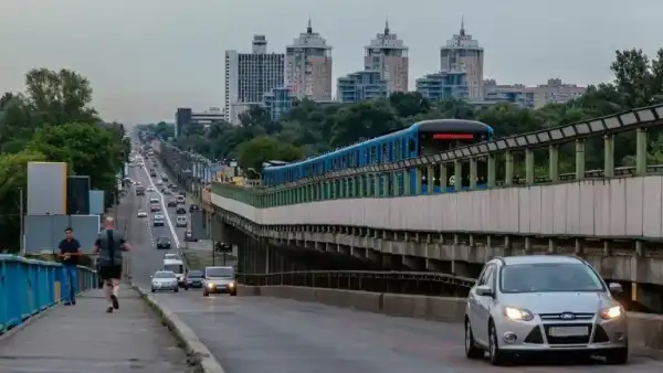 Київська міська рада оборони рекомендує переглянути норми щодо комендантської години та правил перетину мостів