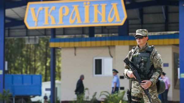 Українцям рекомендують ставити відмітку в паспорті при виїзді за межі країни: з’ясовуємо причину
