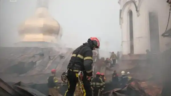 Україна не повинна бути абсолютно нікчемною, щоб ударити по Лаврі: Зеленський про атаку РФ