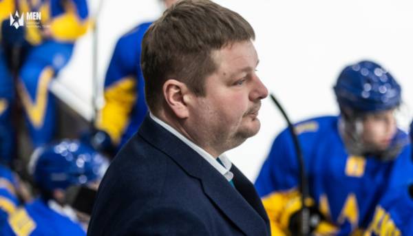 Бобкін тимчасово керує збірною України з хокею.