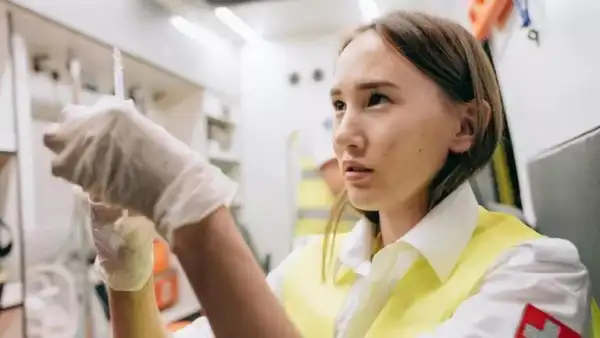 Жінкам-медикам, які підлягають військовому обліку: необхідні документи для виїзду за кордон у 2026 році