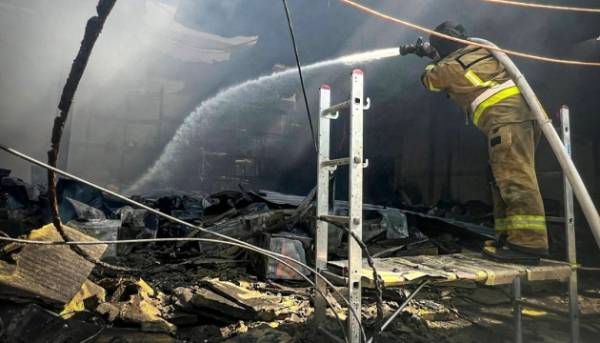Пожежники загасили вогонь на Київщині у Броварському районі після обстрілу з боку РФ