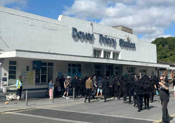 Дороги до британського порту перекрили через антимігрантський протест