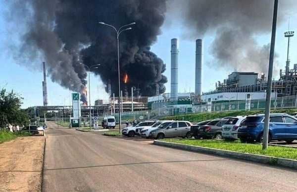 Українські дрони зупинили роботу двох російських НПЗ