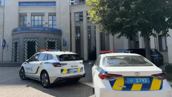 Київський виш провів студентську посвяту на стадіоні під час тривоги: реакція правоохоронців