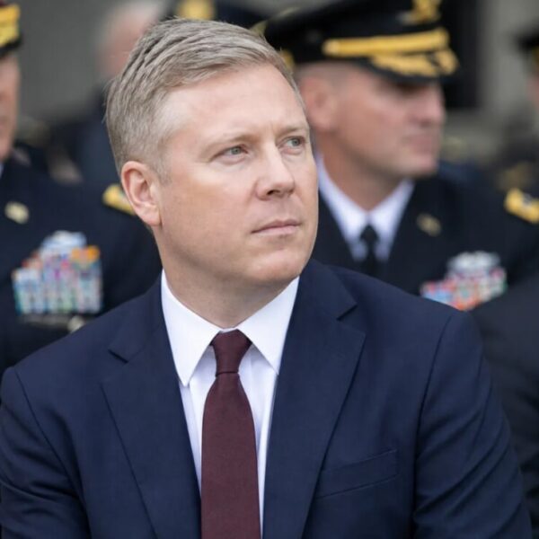 Міністр армії США подав у відставку через розбіжності з директором розвідки