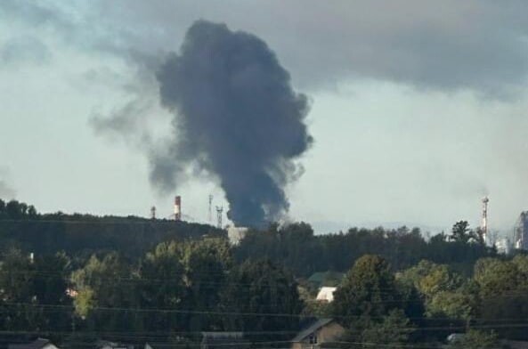 Горіння російського НПЗ після нічної атаки дронів