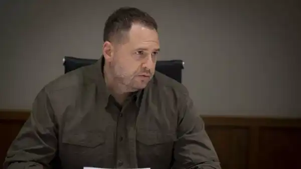 ВАКС не зняв обмежень із Єрмака, але скасував електронний браслет