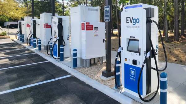 EVgo встановлює швидкісні зарядки біля супермаркетів