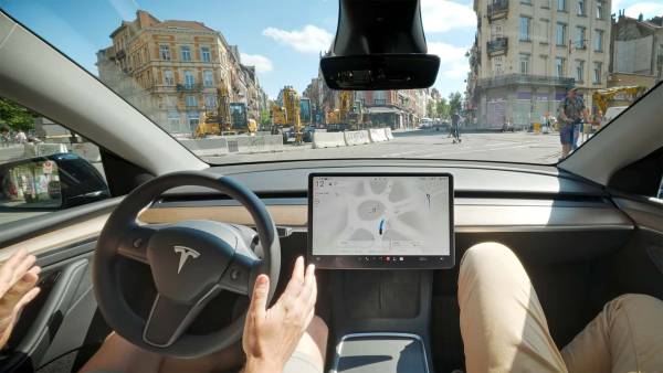 Як Tesla FSD долає вузькі вулиці європейських міст