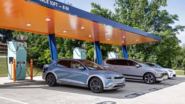 Електромобілі Hyundai та Genesis на станції Ionna