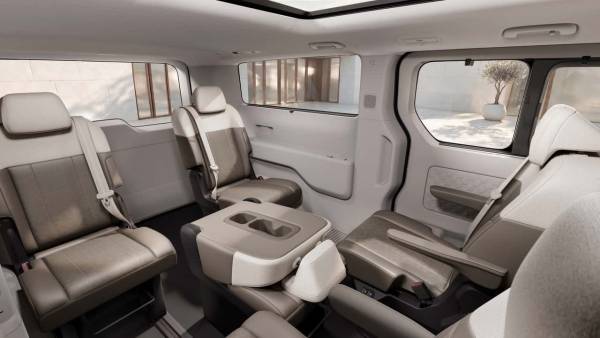 Kia PV7 Пасажирська версія: сидіння водія та простір салону