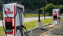 Зарядні станції Electrify America біля магазину Wawa