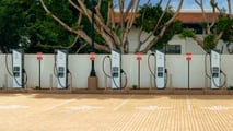 Велика зарядна станція постійного струму Electrify America у Санта-Барбарі, Каліфорнія