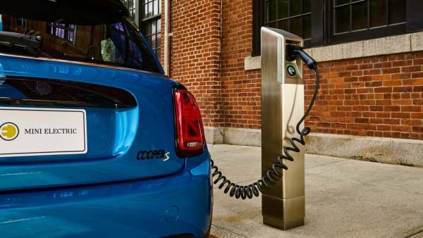 Зарядні станції It's Electric для електромобілів не мають вбудованого кабелю