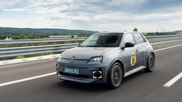 Renault 5 долає гірські серпантини, майже не втрачаючи запасу ходу