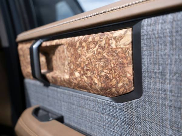 Деталі оздоблення дверей Scout Motors Traveler Mountainside
