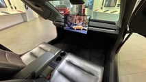 Tesla Cybercab без керма та педалей
