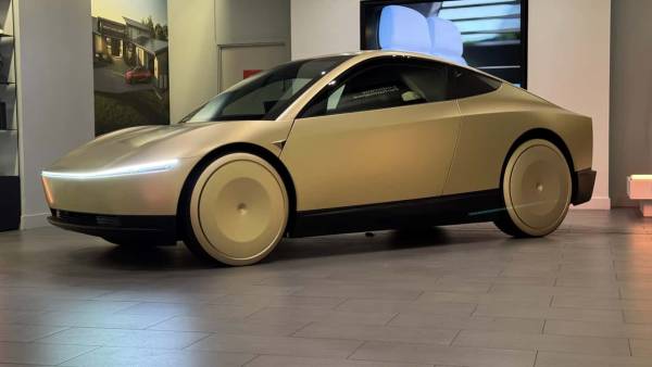 Tesla Cybercab під час тестування з кермом