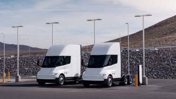 Tesla розгортає мережу мегазарядних станцій в Європі, починаючи зі 100+ МВт