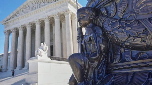 Адміністрація Трампа просить Верховний суд дозволити обмеження медичної допомоги трансгендерам у в’язницях