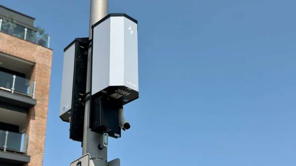 Зарядні станції Voltpost на ліхтарних стовпах у Ларчмонті, Нью-Йорк