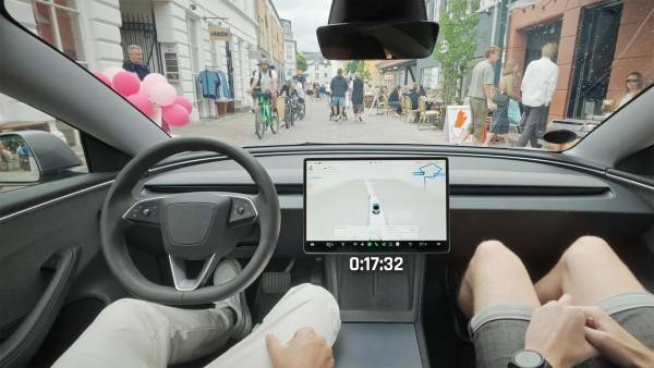 Tesla FSD впорався з найвужчою вулицею Данії