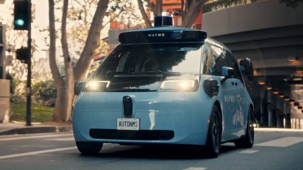 Waymo висміює стратегію автопілоту Tesla