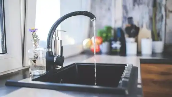 Киянам радять запасатися водою та їжею через обстріли енергетики