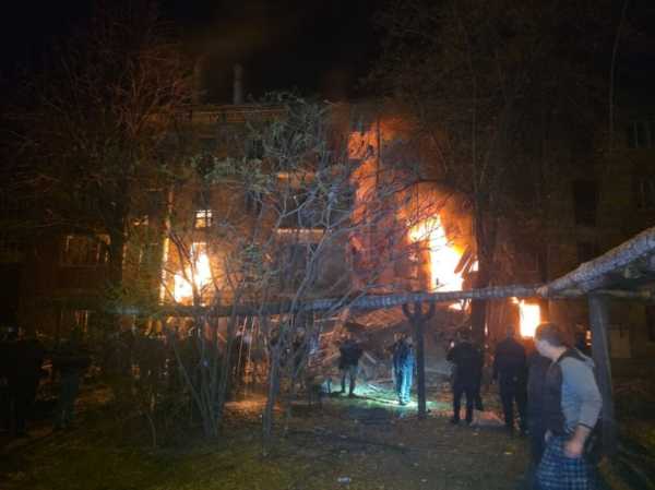 Ворог зруйнував під’їзд п’ятиповерхівки в Харкові, є постраждалі